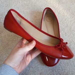 TORY BURCH / 9.5 / Women's Ballet Ballerina Toe Cap Bow Charm Flats - Red & Tan